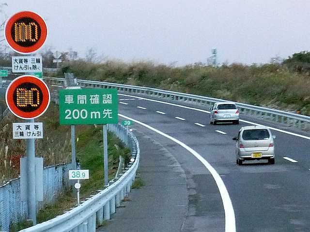 特定の種類の車両の最高速度 道路標識写真