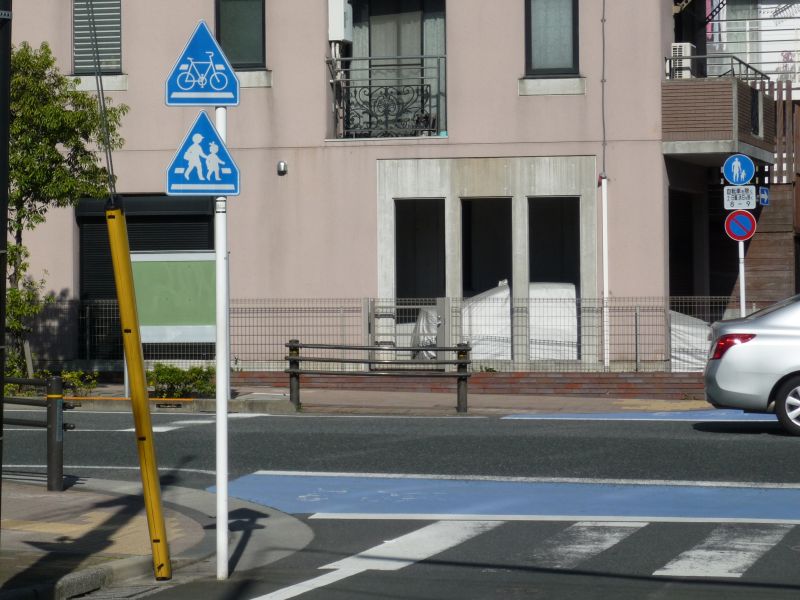 自転車横断帯 道路標識写真